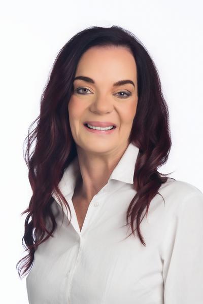 Leona Smit, estate agent