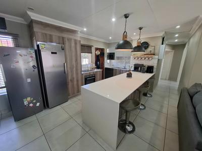 Townhouse For Sale in Pierre Van Ryneveld, Centurion