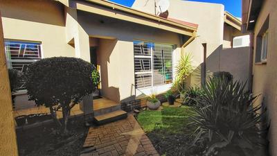 Townhouse For Sale in Langenhovenpark, Bloemfontein